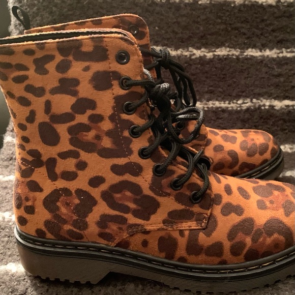 CHARLES ALBERT animal print, lace up boots. NWNT. Size 6. - Picture 5 of 8